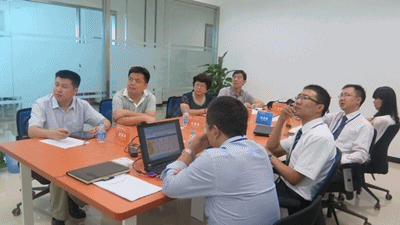 东方学院院长宫淑瑰（左三）团队与校企合作部探讨项目细则